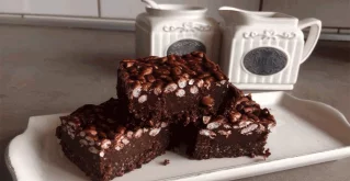 Crunchy čokoladni brownie za sladkejši dan