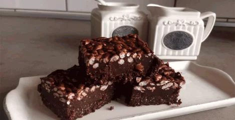 Crunchy čokoladni brownie za sladkejši dan