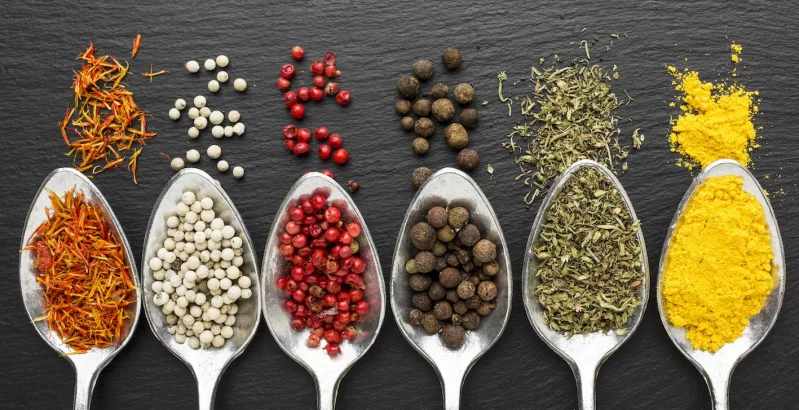 Različne pisane začimbe, ki pomagajo pri zdravem in močnem imunskem sistemu