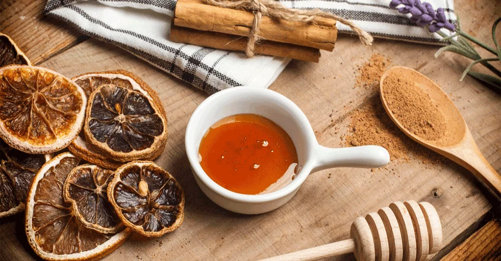 Med in cejlonski cimet v najbolj učinkoviti maski proti aknam