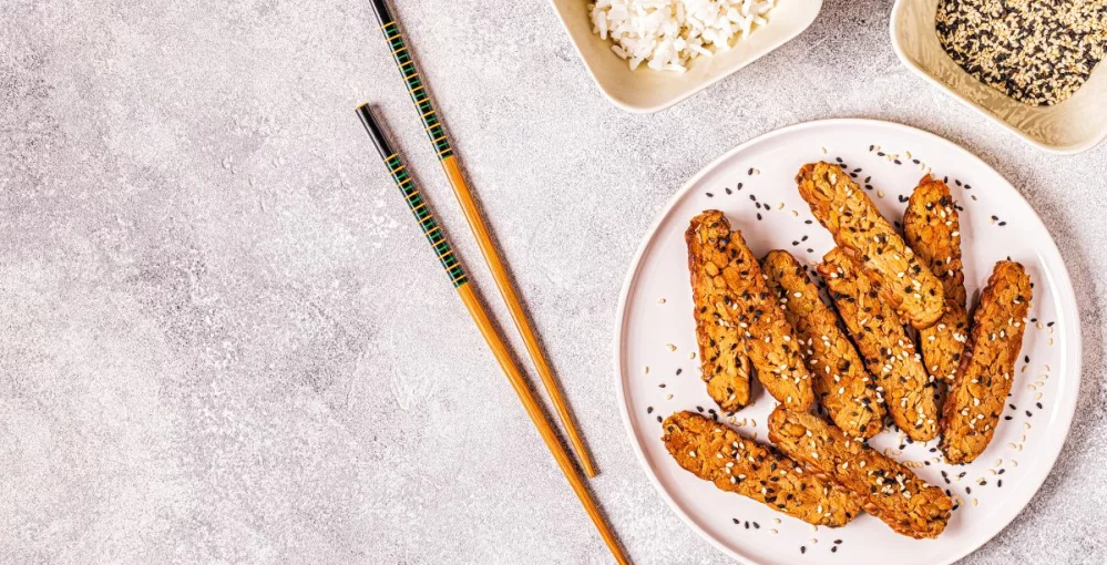 Hrustljavi tempeh v začimbah - veganski prigrizek, poln beljakovin