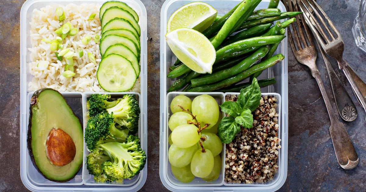Kako zdravo jesti v službi? Vse o priljubljeni "meal prep" metodi!