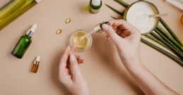 Nega nohtov nikoli ni bila lažja - s pomočjo naravnih receptov
