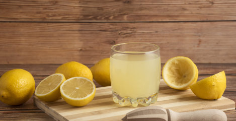 Topla limonada na prazen želodec - za zdrav začetek dneva