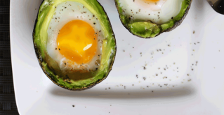 Avokado z jajci - zdrav paleo zajtrk