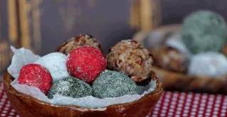 Energijske kroglice iz spiruline, kokosa in limone so pripravljene za en hip