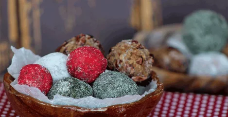 Energijske kroglice iz spiruline, kokosa in limone so pripravljene za en hip