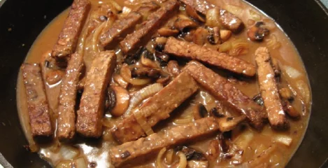 Tempeh medaljoni v sočni gobni omaki