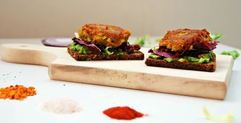 Polpete iz rdeče leče na avokadovem toastu