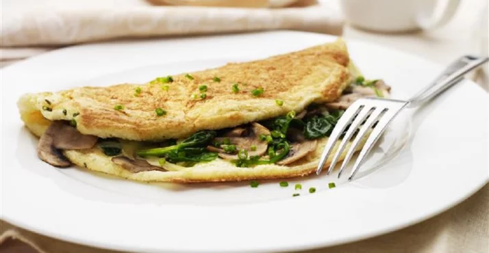 Omleta s špinačo, mozzarello in gobami za bolj energični dan