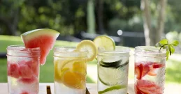 Aromatizirana voda z zelenjavo in sadjem za osvežitev in zdravje!
