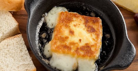 Saganaki - grški recept za ocvrti sir s katerim se lahko pogostite