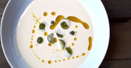 Ajo blanco je nenavadna juha iz mandljev ki bo postala hit v vaši kuhinji