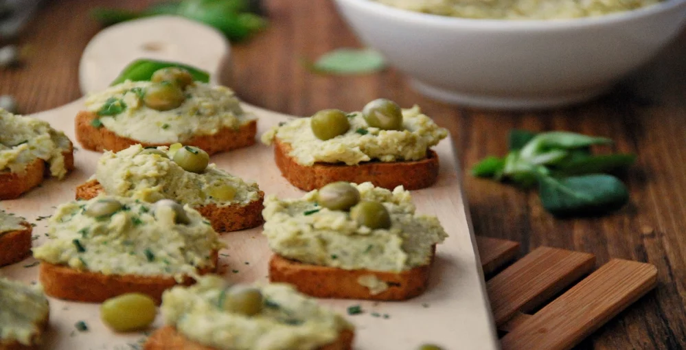 Humus iz graha bo najbolj okusno zazelenil vaše krekerje