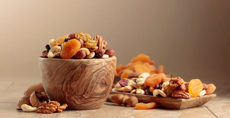 suhe marelice, oreščki, lešniki na mizi