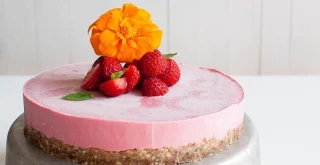 Torta iz mešalnika s priljubljenimi jagodami