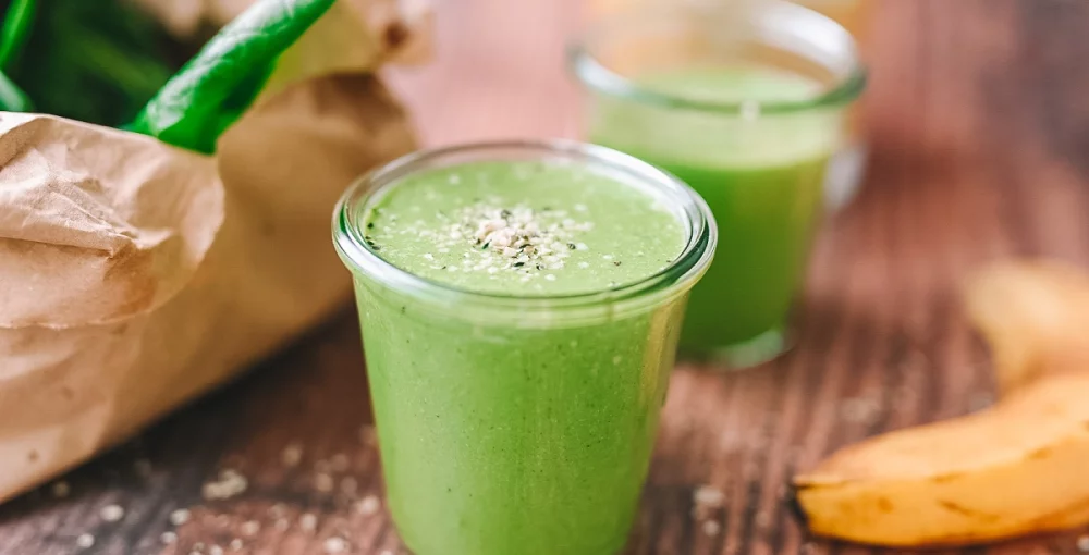 Zeleni detoks napitek z mandljevim mlekom