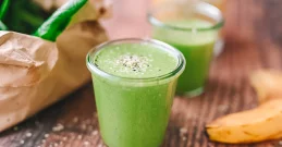 Zeleni detoks napitek z mandljevim mlekom