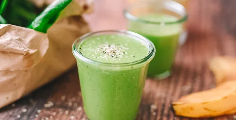 Zeleni detoks napitek z mandljevim mlekom