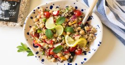 Barvita solata s kvinojo praznuje pomlad, lahko pa se je tudi ko ste na dieti