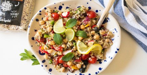 Barvita solata s kvinojo praznuje pomlad, lahko pa se je tudi ko ste na dieti