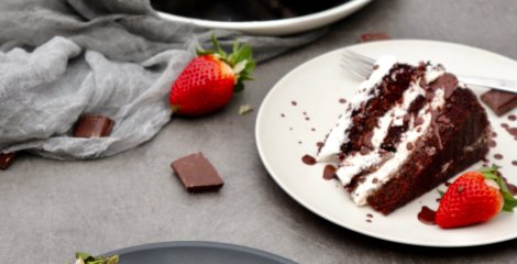 Čokoladna torta z jagodami – Instashop