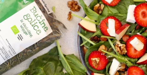 Solata iz špinače, jagod in feta sira – instashop