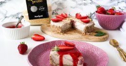 Zdravi cheesecake iz prosa z jagodnim prelivom