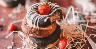 LCHF čokoladni krofi na leseni podlagi.