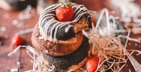 LCHF čokoladni krofi na leseni podlagi.