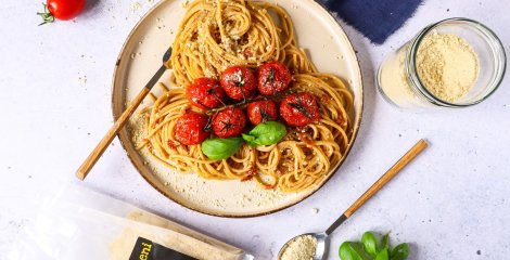 Imate špagete in svojo najljubšo omako? Dodajte jim še popoln veganski parmezan!