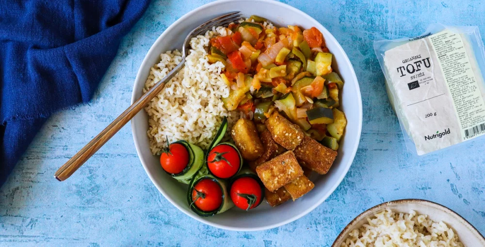 Hrustljav tofu s poletno zelenjavo bo premagal visoke temperature