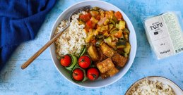 Hrustljav tofu s poletno zelenjavo bo premagal visoke temperature