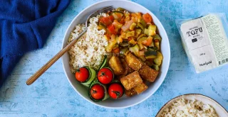 Hrustljav tofu s poletno zelenjavo bo premagal visoke temperature
