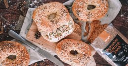 Pirini bagelsi s semeni za nedolgočasne zdrave sendviče