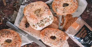 Pirini bagelsi s semeni za nedolgočasne zdrave sendviče