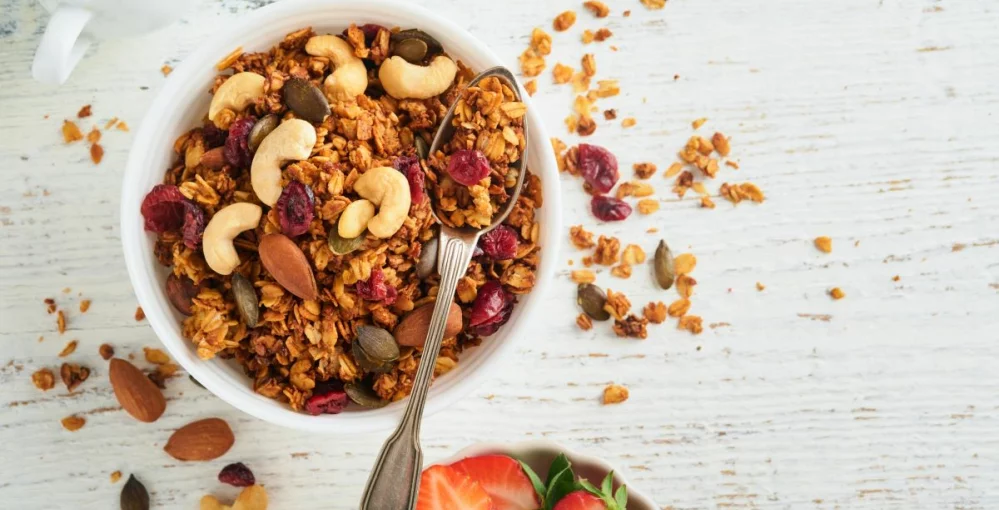 Domača granola s kosmiči, indijskimi oreščki in brusnicami