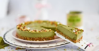 Pripravite matcha prah, pistacije in naredite torto, ki se ji noben ne bo mogel upreti