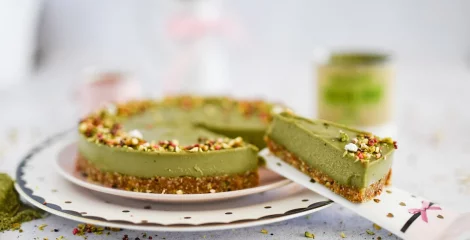 Pripravite matcha prah, pistacije in naredite torto, ki se ji noben ne bo mogel upreti