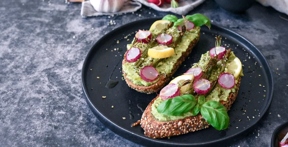 Takšen toast z avokadom in šparglji je kot nalašč za najboljši začetek dneva