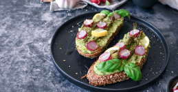 Takšen toast z avokadom in šparglji je kot nalašč za najboljši začetek dneva