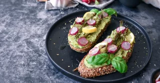 Takšen toast z avokadom in šparglji je kot nalašč za najboljši začetek dneva