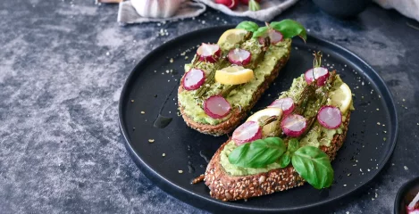 Takšen toast z avokadom in šparglji je kot nalašč za najboljši začetek dneva