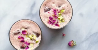 Hibiskus latte - napitek, ki osvaja z okusom in barvo!