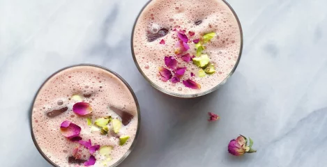 Hibiskus latte - napitek, ki osvaja z okusom in barvo!
