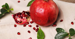 Granatno jabolko ali šipek - uživajte v najbolj zdravem sadju v različnih oblikah!