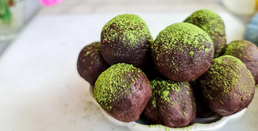Čokolada in matcha? Postregli smo najbolj čokoladne matcha kroglice!