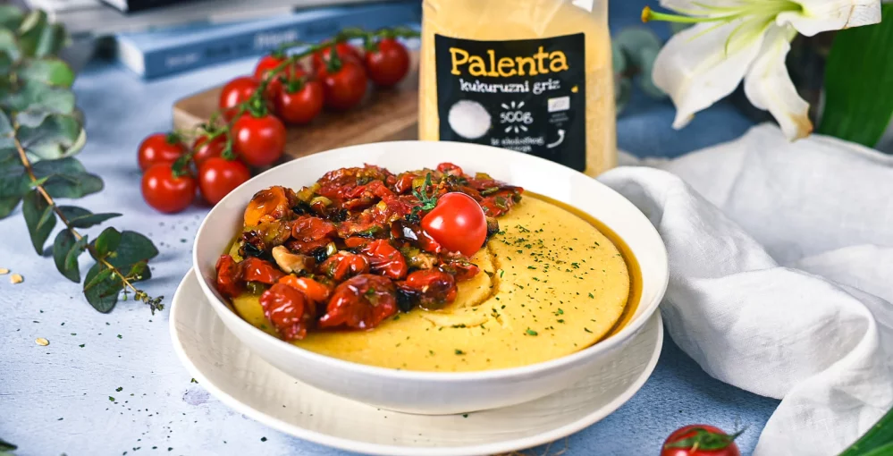 Lažje in bolj okusno ni možno - polenta s paradižnikom in spomladansko čebulo