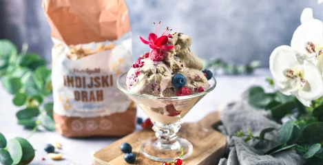 Zdrav sladoled iz banan in malin za vroče poletne dneve