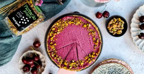 Torta s češnjami in pistacijami bo postala vaša najljubša zdrava zasvojenost